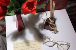 Criado Mudo Flores Vermelhas